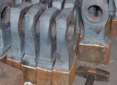 How often should the hammer of the impact crusher be replaced?